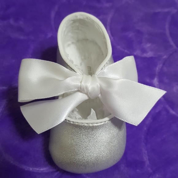 Precious baby shoes. NEW WITH TAGS. - Picture 3 of 7